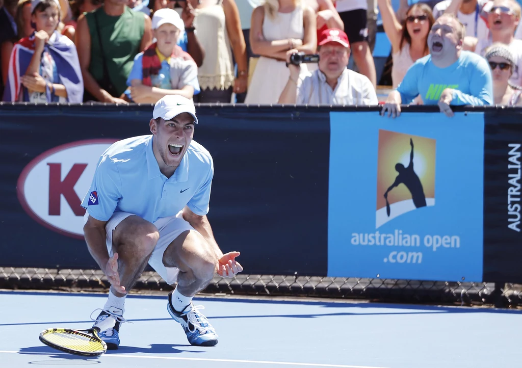 Jerzy Janowicz, rozstawiony z numerem 24., wygrał w środę z tenisistą z Indii Somdevem Devvarmanem 6:7 (10-12), 3:6, 6:1, 6:0, 7:5 i awansował do trzeciej rundy wielkoszlemowego turnieju Australian Open.