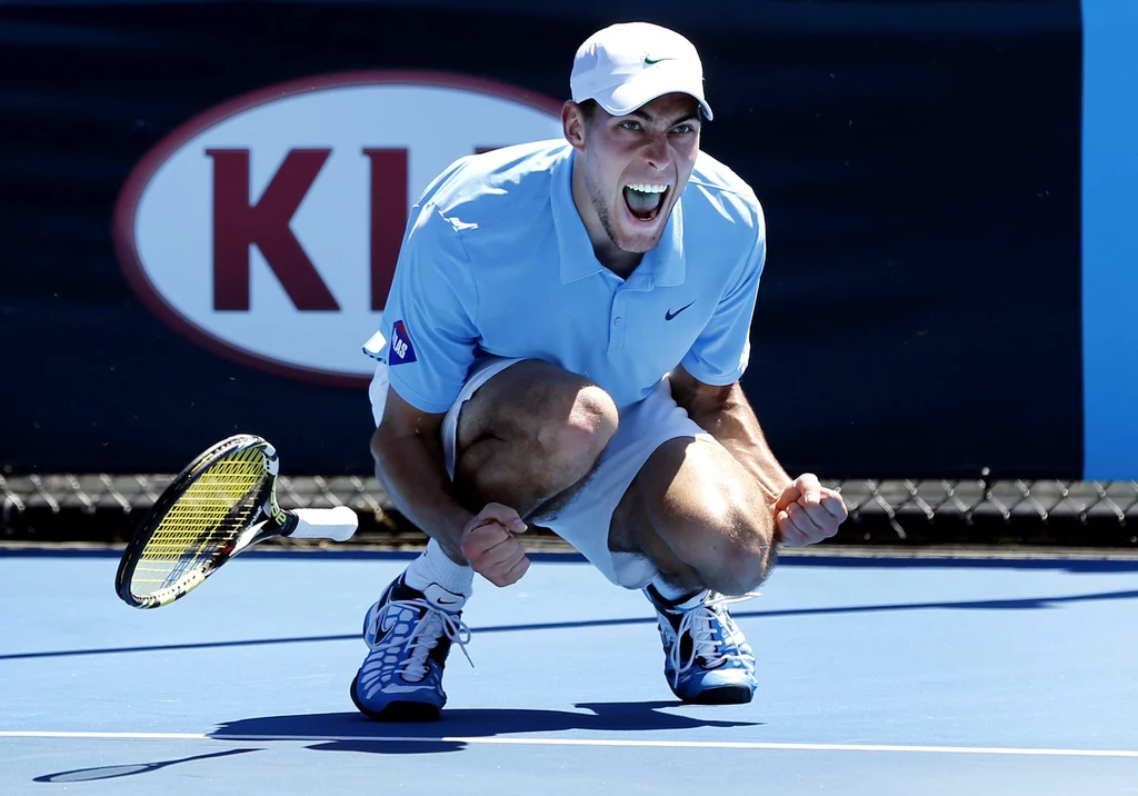 Jerzy Janowicz, rozstawiony z numerem 24., wygrał w środę z tenisistą z Indii Somdevem Devvarmanem 6:7 (10-12), 3:6, 6:1, 6:0, 7:5 i awansował do trzeciej rundy wielkoszlemowego turnieju Australian Open.