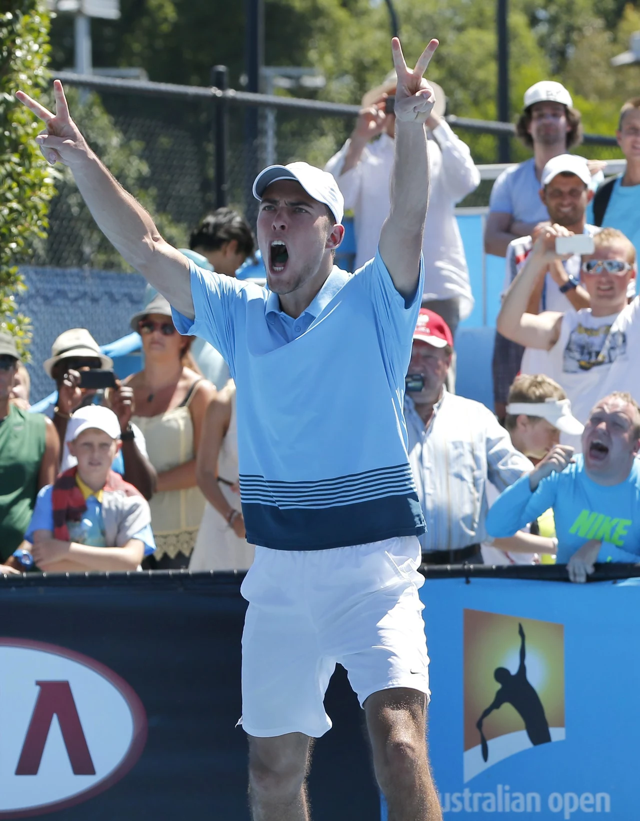 Jerzy Janowicz, rozstawiony z numerem 24., wygrał w środę z tenisistą z Indii Somdevem Devvarmanem 6:7 (10-12), 3:6, 6:1, 6:0, 7:5 i awansował do trzeciej rundy wielkoszlemowego turnieju Australian Open.