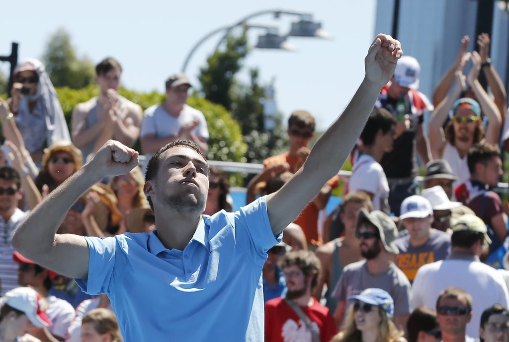 Jerzy Janowicz, rozstawiony z numerem 24., wygrał w środę z tenisistą z Indii Somdevem Devvarmanem 6:7 (10-12), 3:6, 6:1, 6:0, 7:5 i awansował do trzeciej rundy wielkoszlemowego turnieju Australian Open.