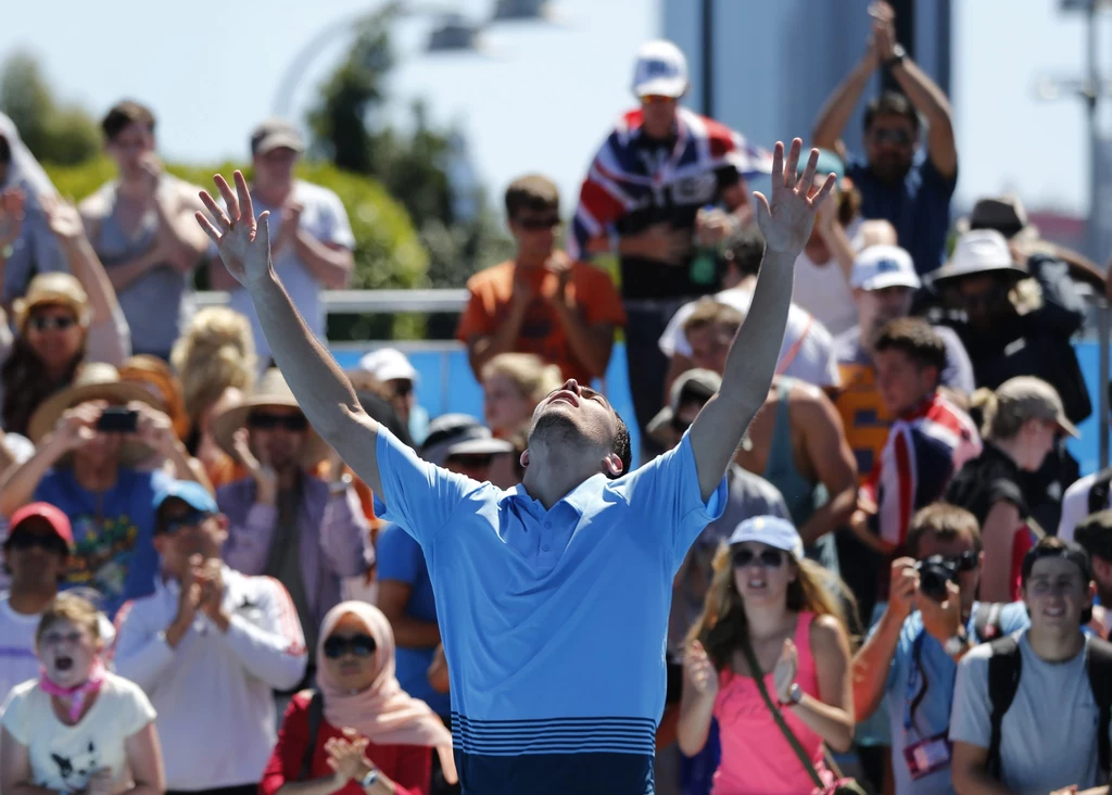 Jerzy Janowicz, rozstawiony z numerem 24., wygrał w środę z tenisistą z Indii Somdevem Devvarmanem 6:7 (10-12), 3:6, 6:1, 6:0, 7:5 i awansował do trzeciej rundy wielkoszlemowego turnieju Australian Open.