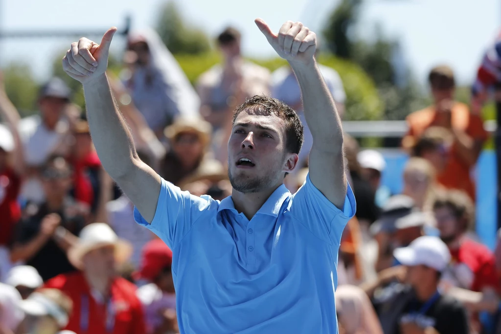 Jerzy Janowicz, rozstawiony z numerem 24., wygrał w środę z tenisistą z Indii Somdevem Devvarmanem 6:7 (10-12), 3:6, 6:1, 6:0, 7:5 i awansował do trzeciej rundy wielkoszlemowego turnieju Australian Open.