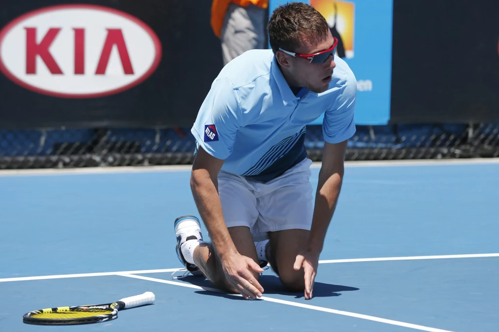 Jerzy Janowicz, rozstawiony z numerem 24., wygrał w środę z tenisistą z Indii Somdevem Devvarmanem 6:7 (10-12), 3:6, 6:1, 6:0, 7:5 i awansował do trzeciej rundy wielkoszlemowego turnieju Australian Open.