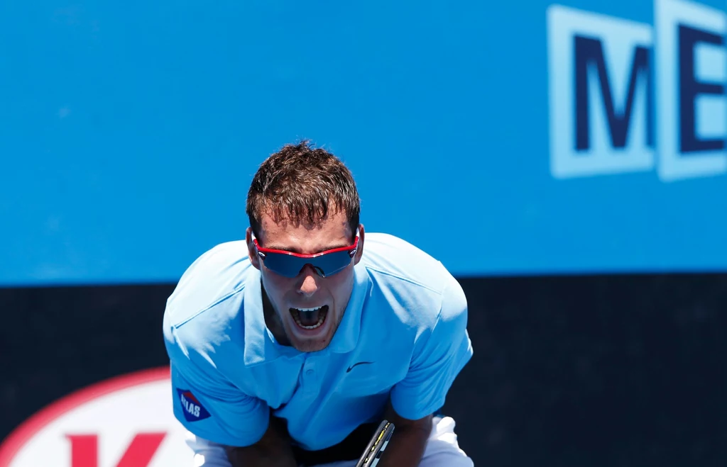 Jerzy Janowicz, rozstawiony z numerem 24., wygrał w środę z tenisistą z Indii Somdevem Devvarmanem 6:7 (10-12), 3:6, 6:1, 6:0, 7:5 i awansował do trzeciej rundy wielkoszlemowego turnieju Australian Open.