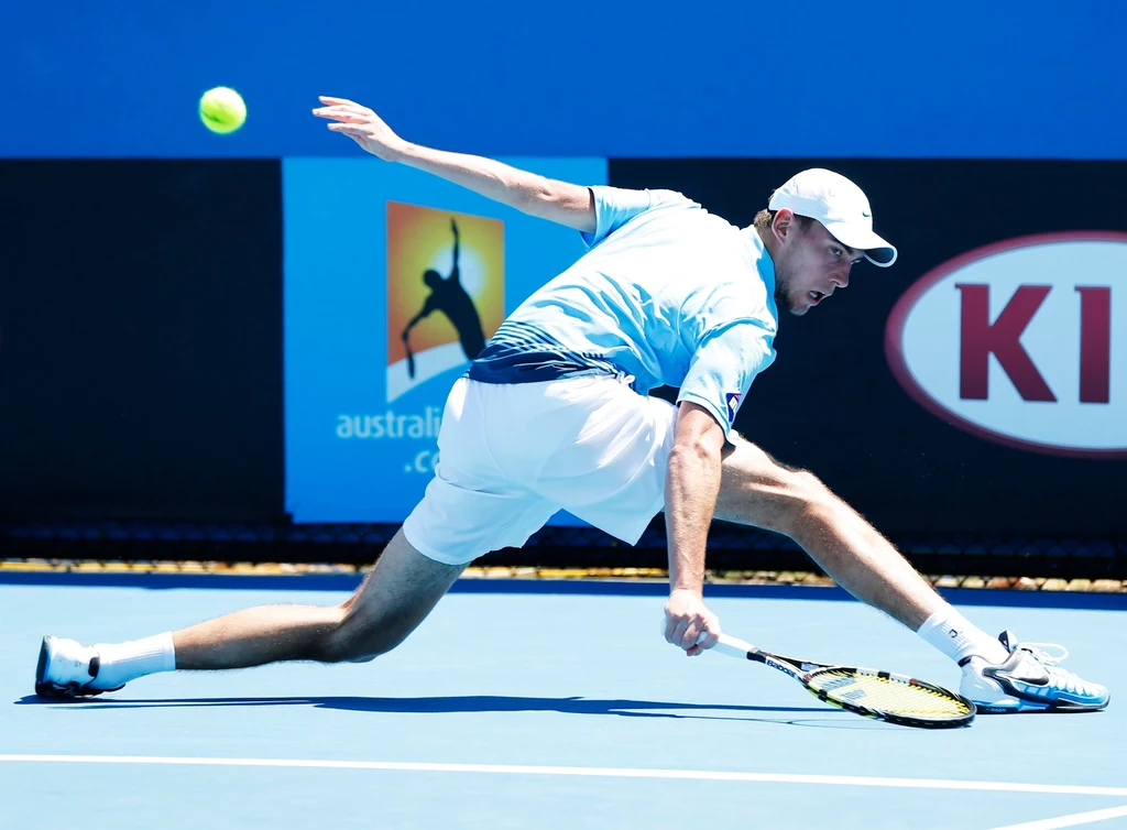 Jerzy Janowicz, rozstawiony z numerem 24., wygrał w środę z tenisistą z Indii Somdevem Devvarmanem 6:7 (10-12), 3:6, 6:1, 6:0, 7:5 i awansował do trzeciej rundy wielkoszlemowego turnieju Australian Open.