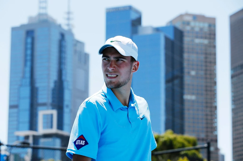 Jerzy Janowicz, rozstawiony z numerem 24., wygrał w środę z tenisistą z Indii Somdevem Devvarmanem 6:7 (10-12), 3:6, 6:1, 6:0, 7:5 i awansował do trzeciej rundy wielkoszlemowego turnieju Australian Open.