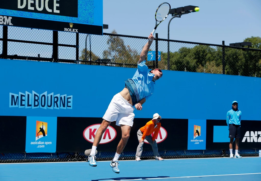 Jerzy Janowicz, rozstawiony z numerem 24., wygrał w środę z tenisistą z Indii Somdevem Devvarmanem 6:7 (10-12), 3:6, 6:1, 6:0, 7:5 i awansował do trzeciej rundy wielkoszlemowego turnieju Australian Open.