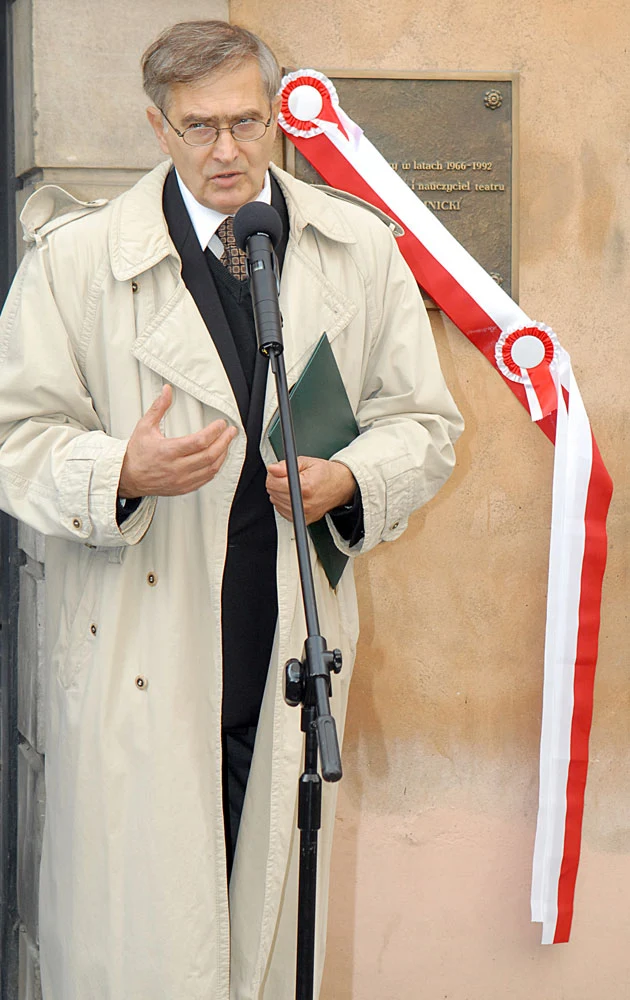 Olgierd Łukaszewicz na odsłonięciu tablicy ku pamięci Tadeusza Łomnickiego Olgierd Łukaszewicz na odsłonięciu tablicy ku pamięci Tadeusza Łomnickiego