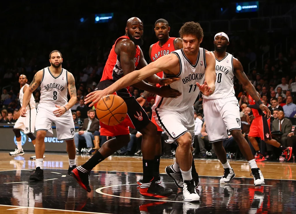 Na pierwszym planie Brook Lopez - najlepszy zwodnik Nets w meczu z Raptors