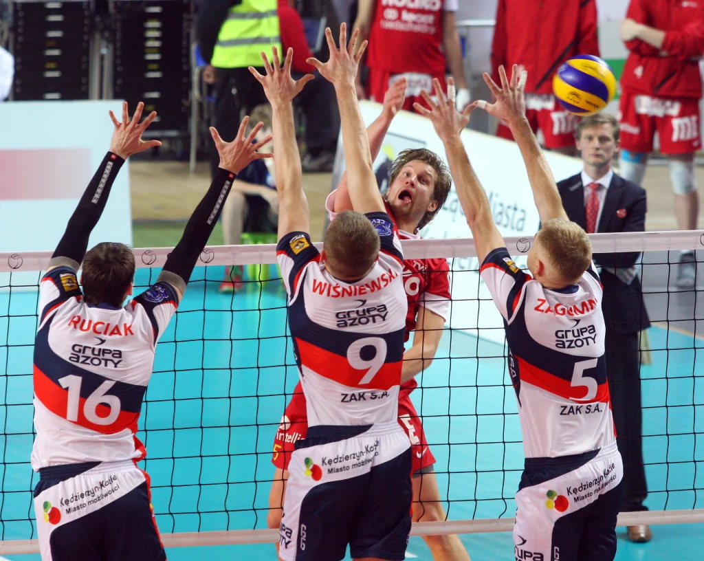 Jelte Maan z belgijskiego Noliko Maaseik atakuje po bloku Michała Ruciaka (L), Łukasza Wiśniewskiego (2L) i Pawła Zagumnego Jelte Maan z belgijskiego Noliko Maaseik atakuje po bloku Michała Ruciaka (L), Łukasza Wiśniewskiego (2L) i Pawła Zagumnego