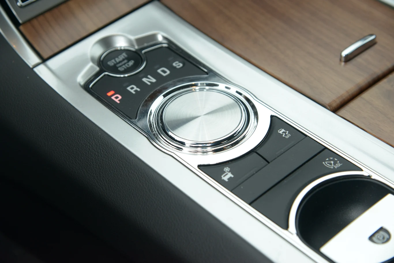 Po włąceniu silnika pokrętło do sterowania skrzynią biegów... Po włąceniu silnika pokrętło do sterowania skrzynią biegów...