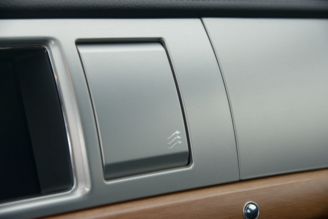 Nawiewy powietrza automatycznej klimatyzacji są zasłaniane gdy układ nie pracuje. Nawiewy powietrza automatycznej klimatyzacji są zasłaniane gdy układ nie pracuje.