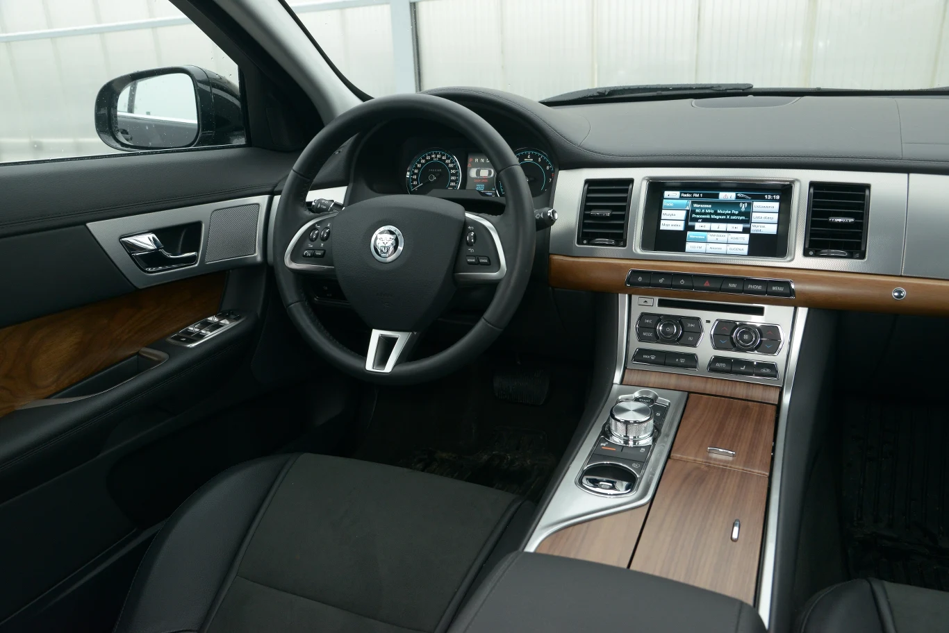 Za kierownicą łatwo zająć wygodną pozycję do jazdy. Jakość materiałów i montażu jest wysoka. XF ma seryjnie system audio z siedmiocalowym ekranem dotykowym. Za kierownicą łatwo zająć wygodną pozycję do jazdy. Jakość materiałów i montażu jest wysoka. XF ma seryjnie system audio z siedmiocalowym ekranem dotykowym.