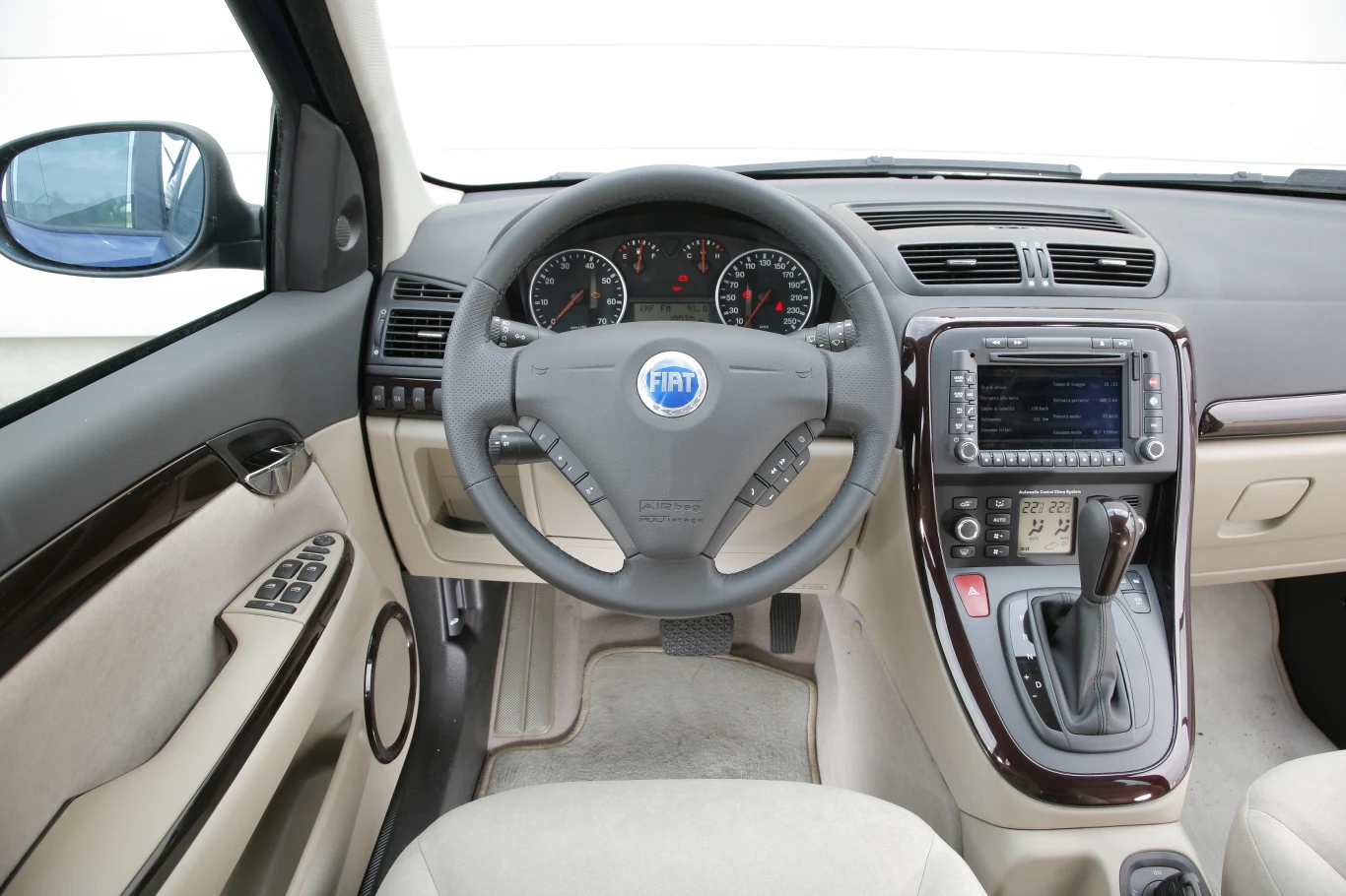 Za kierownicą Cromy II jest ponadprzeciętnie dużo miejsca. Jakość materiałów i montażu jest najwyższa w całej gamie Fiata, a wyposażenie wszystkich wersji – kompletne.
