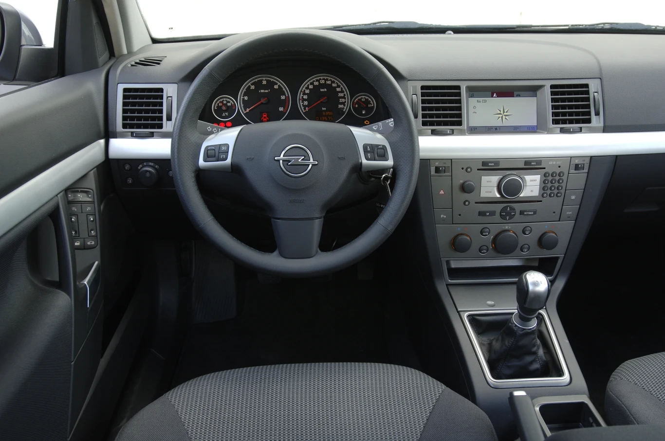 Wnętrze Vectry jest obszerne, ale i tak nie może równać się z tym, którym dysponuje Croma. Jakość wykonania – na podobnym poziomie. Wyposażenie – bardziej niż w Cromie – zależy od wersji.