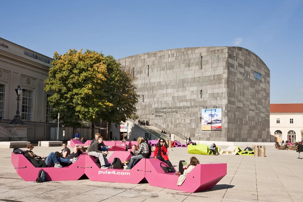 MUMOK, czyli muzeum sztuki nowoczesnej, lepiej niż ze swoich eksponatów jest znany z architektury. Wokół budowli z bloków lawy wulkanicznej, ustawionej wśród klasycystycznych budynków Dzielnicy Muzeów, stoją kolorowe ławy-legowiska.