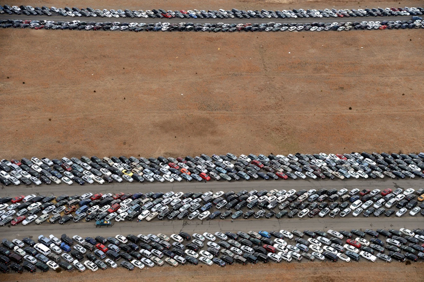 Tysiące samochodów zalega na lotnisku Calverton. Tylko mała część z nich powróci na drogi