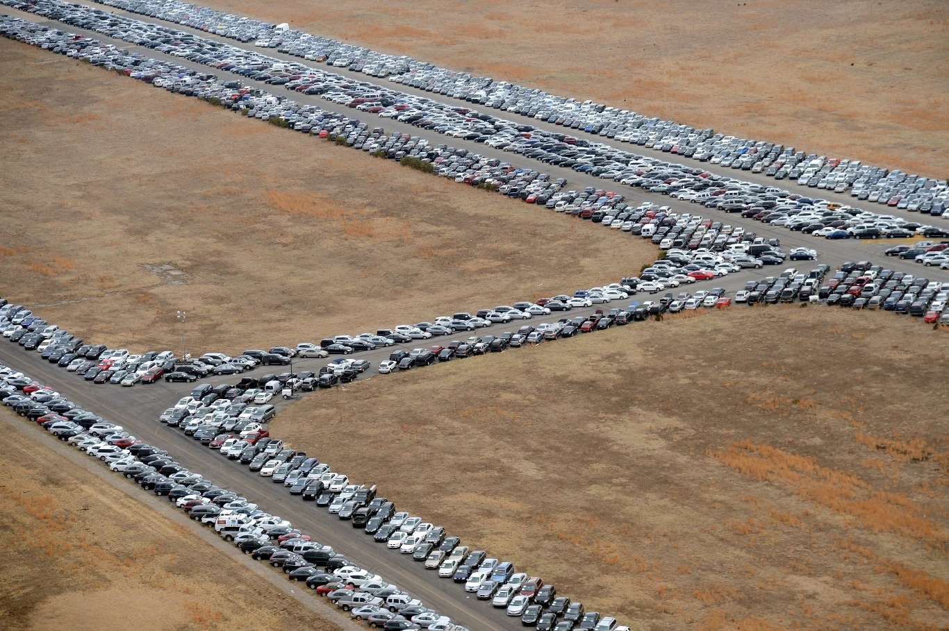 Tysiące samochodów zalega na lotnisku Calverton. Tylko mała część z nich powróci na drogi