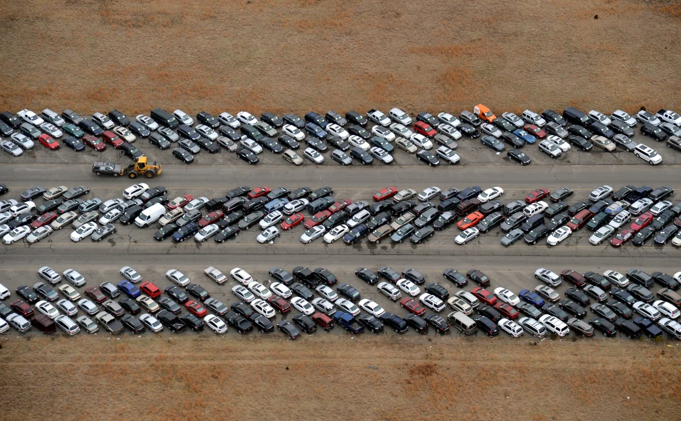 Tysiące samochodów zalega na lotnisku Calverton. Tylko mała część z nich powróci na drogi