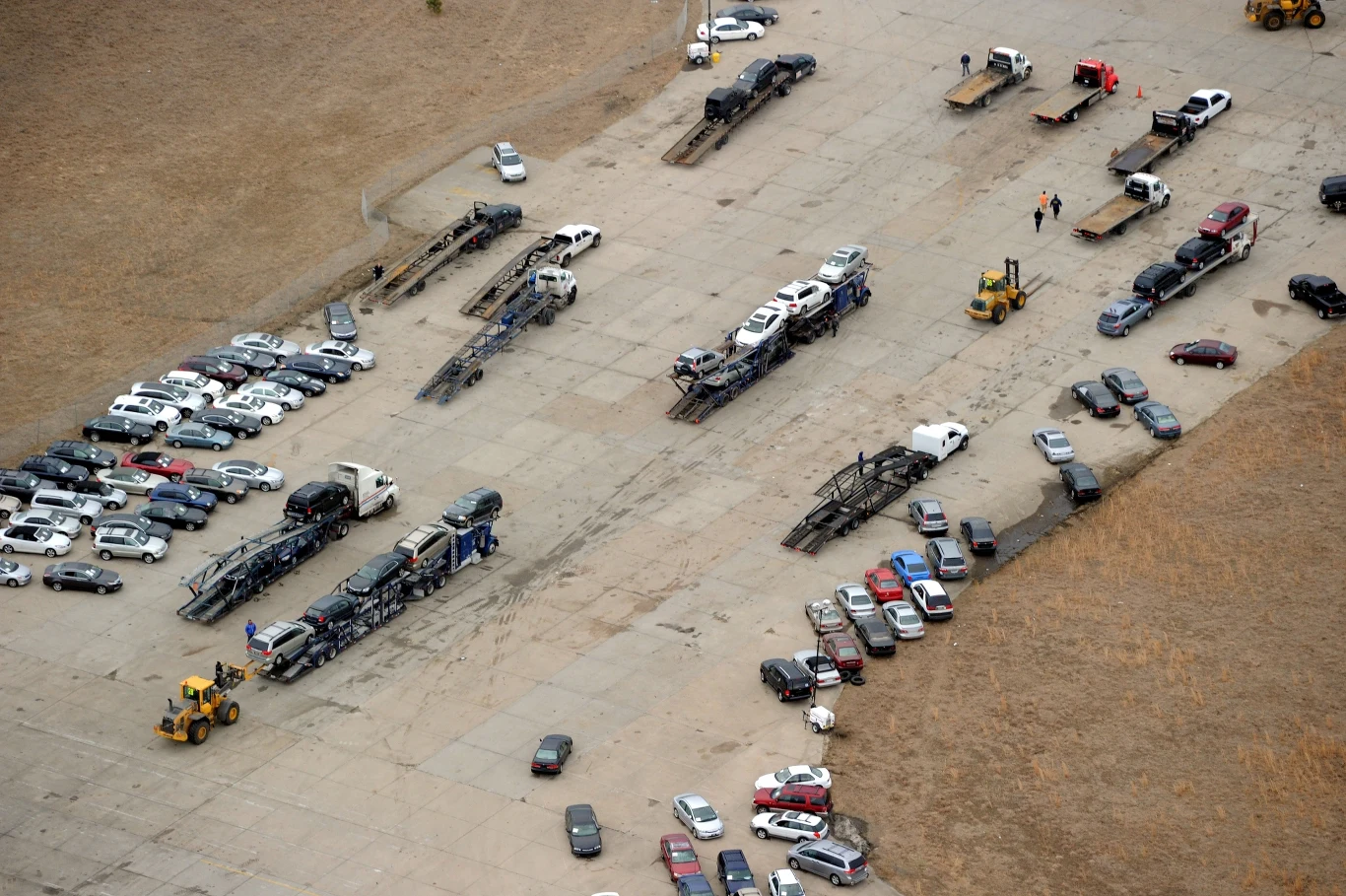 Tysiące samochodów zalega na lotnisku Calverton. Tylko mała część z nich powróci na drogi