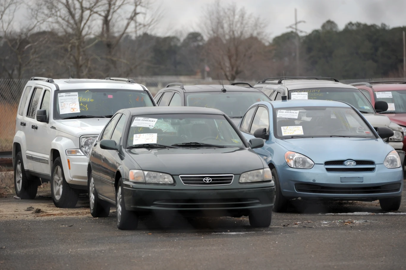 Tysiące samochodów zalega na lotnisku Calverton. Tylko mała część z nich powróci na drogi