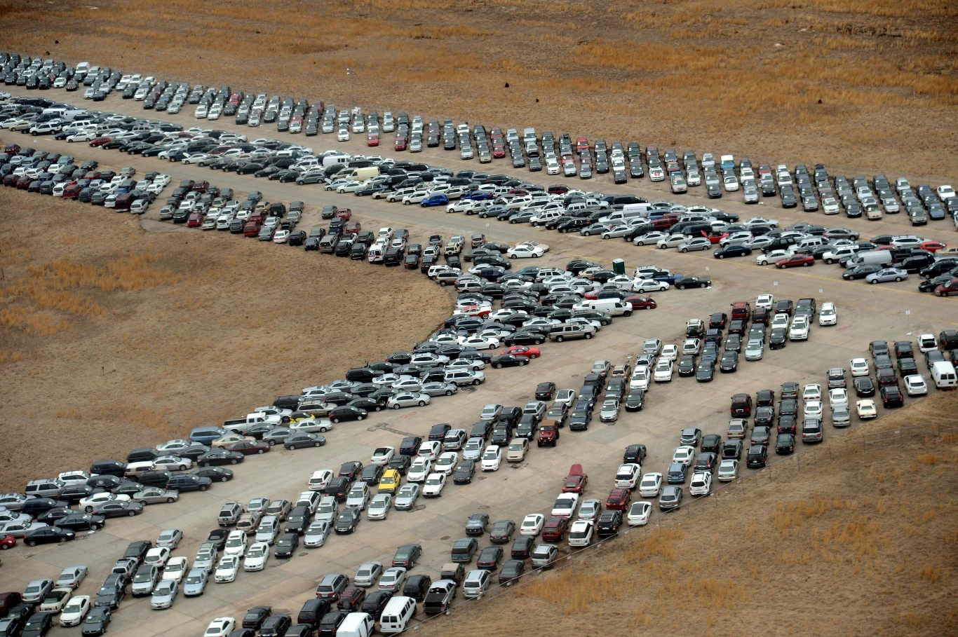 Tysiące samochodów zalega na lotnisku Calverton. Tylko mała część z nich powróci na drogi