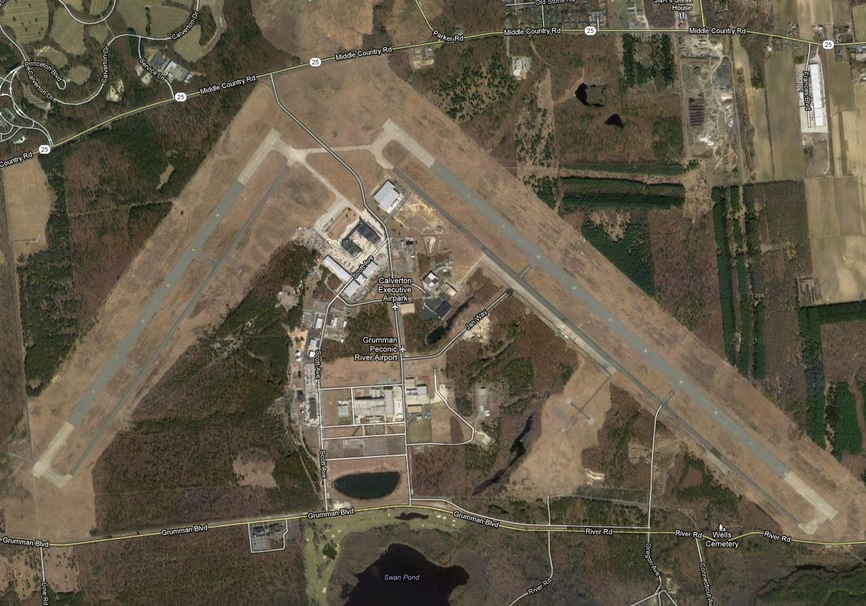 Tysiące samochodów zalega na lotnisku Calverton. Tylko mała część z nich powróci na drogi