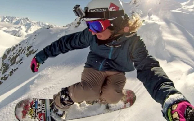GoPro Hero umieszczone na kasku podczas zjazdu na snowboardzie GoPro Hero umieszczone na kasku podczas zjazdu na snowboardzie