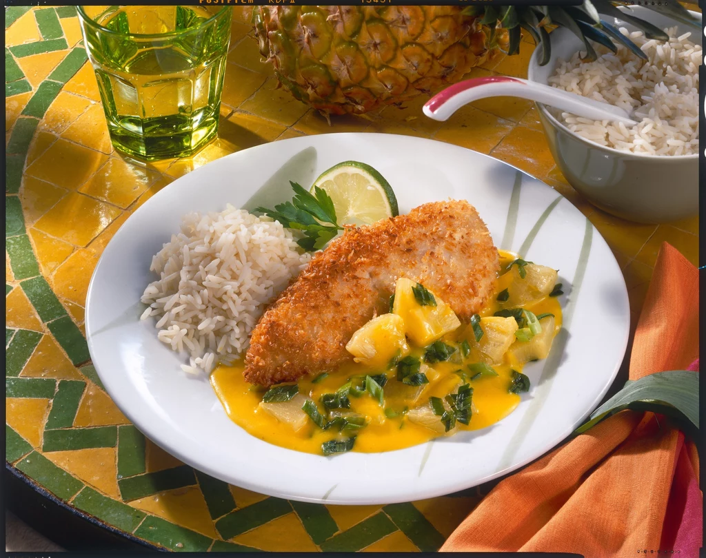 Piersi z kurczaka podawać z ryżem i sosem curry Piersi z kurczaka podawać z ryżem i sosem curry