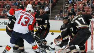 Nie tylko Lubomir Viszniovsky (z prawej) wolałby zostać w Slovanie Bratysława niż grać w najlepszej lidze świata - NHL