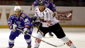 Hokeista GKS Tychy Radosław Galant (P) walczy o krążek z Peterem Tabaczkiem (L) z Aksam Unii Oświęcim 