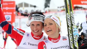 Marit Bjoergen i Therese Johaug cieszą się na mecie biegu na 10 km podczac PŚ w La Clusaz 