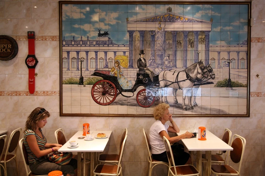 Entuzjastów miejskiego, lizbońskiego życia przyciągną urocze kawiarnie i restauracje 