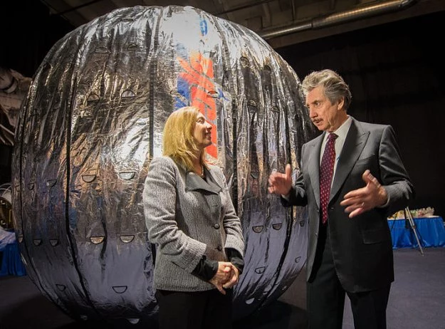 Robert Bigelow - właściciel Bigelow Aerospace i Lori Garver - przedstawiciel NASA przed makietą modułu Beam