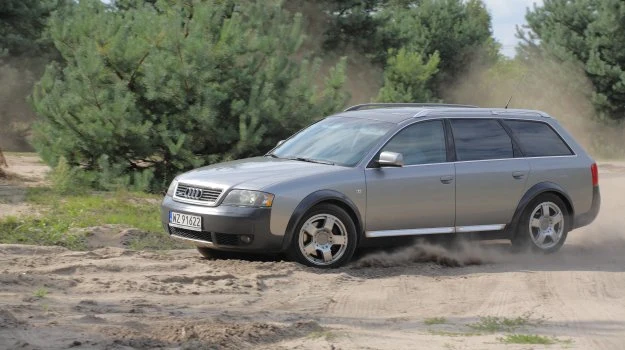 Audi Allroad wyróżnia podwyższone zawieszenie z regulacją wysokości, większe koła oraz osłonki z tworzyw sztucznych na dolnych częściach karoserii. Audi Allroad wyróżnia podwyższone zawieszenie z regulacją wysokości, większe koła oraz osłonki z tworzyw sztucznych na dolnych częściach karoserii.