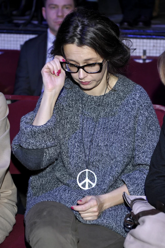 Renata Dancewicz w swetrze i bez makijażu. Renata Dancewicz w swetrze i bez makijażu.