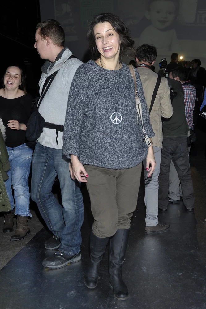 Renata Dancewicz w swetrze i bez makijażu. Renata Dancewicz w swetrze i bez makijażu.