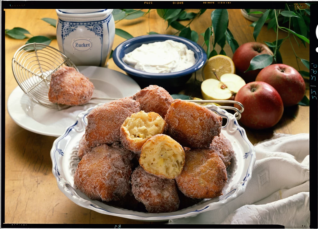 Gorące pączki obtoczyć w cukrze.