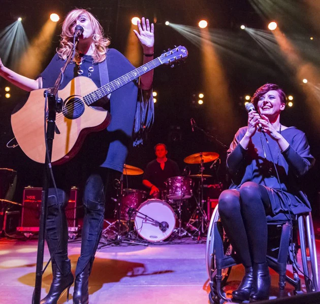 Edyta Bartosiewicz i Monika Kuszyńska na koncercie w Łodzi zaśpiewały razem utwór "Upaść aby wstać"