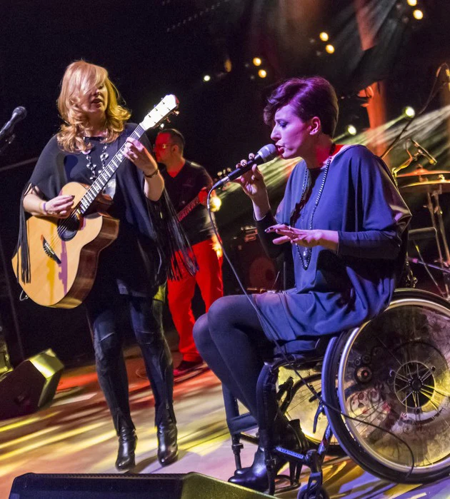 Edyta Bartosiewicz i Monika Kuszyńska na koncercie w Łodzi zaśpiewały razem utwór "Upaść aby wstać" Edyta Bartosiewicz i Monika Kuszyńska na koncercie w Łodzi zaśpiewały razem utwór "Upaść aby wstać"