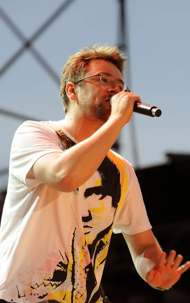 Na scenie Badach jest wulkanem energii Na scenie Badach jest wulkanem energii