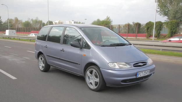 Volkswagen Sharan i Seat Alhambra to tak naprawdę identyczne auta różniące się znaczkiem na masce. Ford Galaxy zachował sporo technicznej indywidualności.