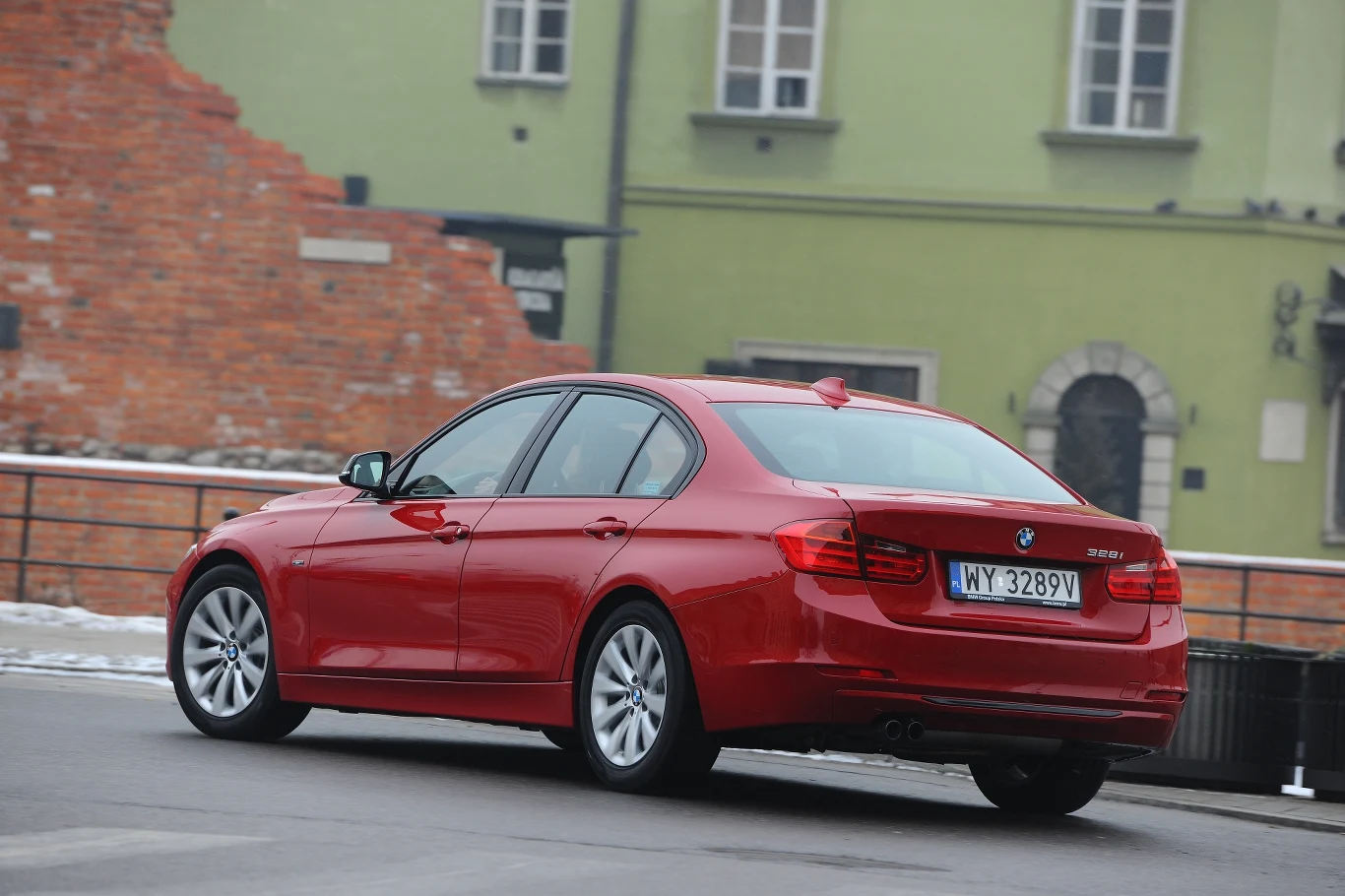 Na suchej nawierzchni nowe BMW zachwyca precyzją prowadzenia. Widziane z tej strony, auto bardzo przypomina większą "piątkę".