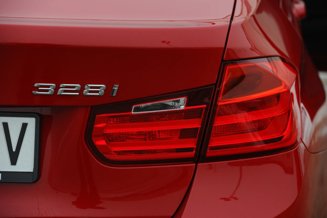Kiedyś w oznaczeniach modeli BMW druga i trzecia cyfra wskazywały pojemność silnika, dziś pod symbolem 328i kryje się jednostka 2.0 z turbodoładowaniem.