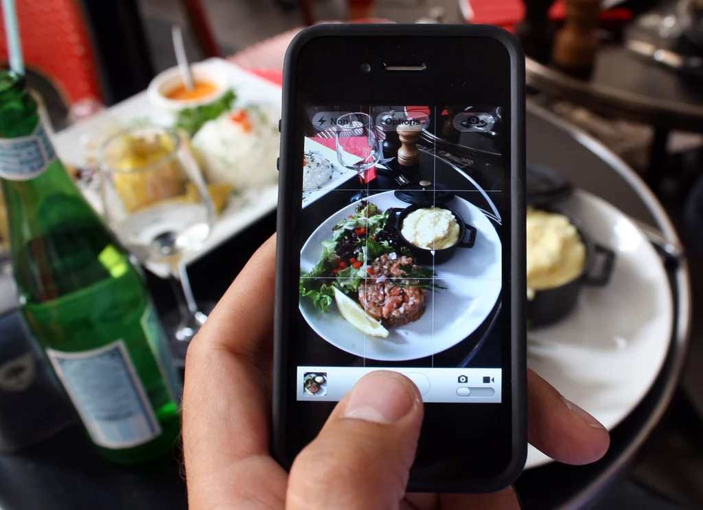 Restauratorzy niechętnie patrzą na klientów fotografujących jedzenie na talerzu