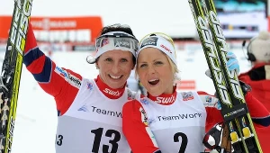 Marit Bjoergen (z lewej) i Therese Johaug