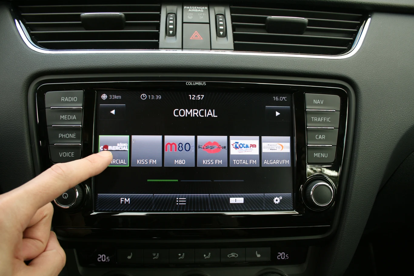 Loga stacji radiowych wyglądają ładnie, jednak nie instalują się automatycznie, tylko trzeba je wcześniej samemu wgrać do systemu. Loga stacji radiowych wyglądają ładnie, jednak nie instalują się automatycznie, tylko trzeba je wcześniej samemu wgrać do systemu.