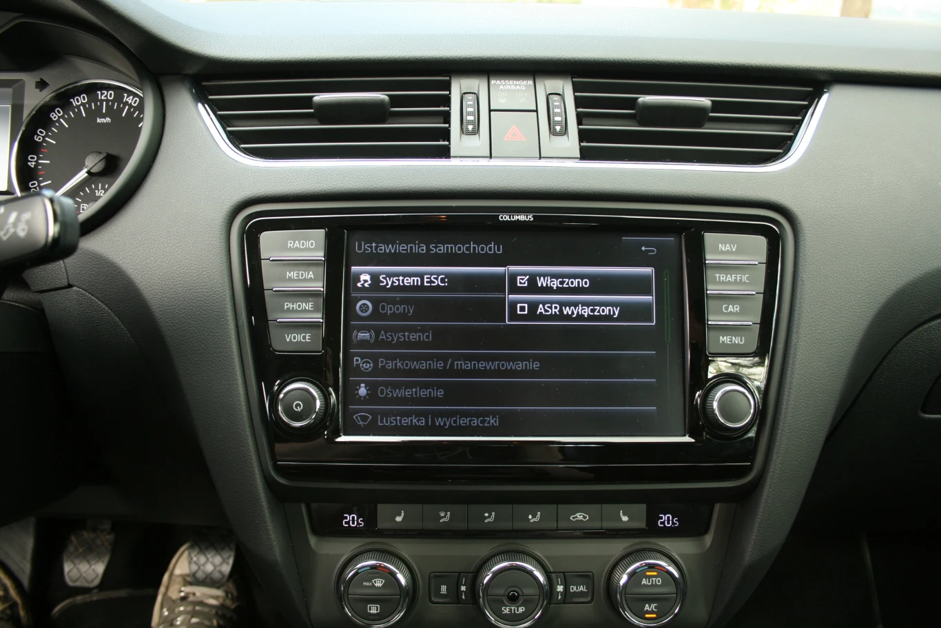 Bogactwo możliwości personalizacji samochodu. Szkoda tylko, że systemu ASR nie da się wyłączyć także za pomocą przycisku na konsoli. Bogactwo możliwości personalizacji samochodu. Szkoda tylko, że systemu ASR nie da się wyłączyć także za pomocą przycisku na konsoli.