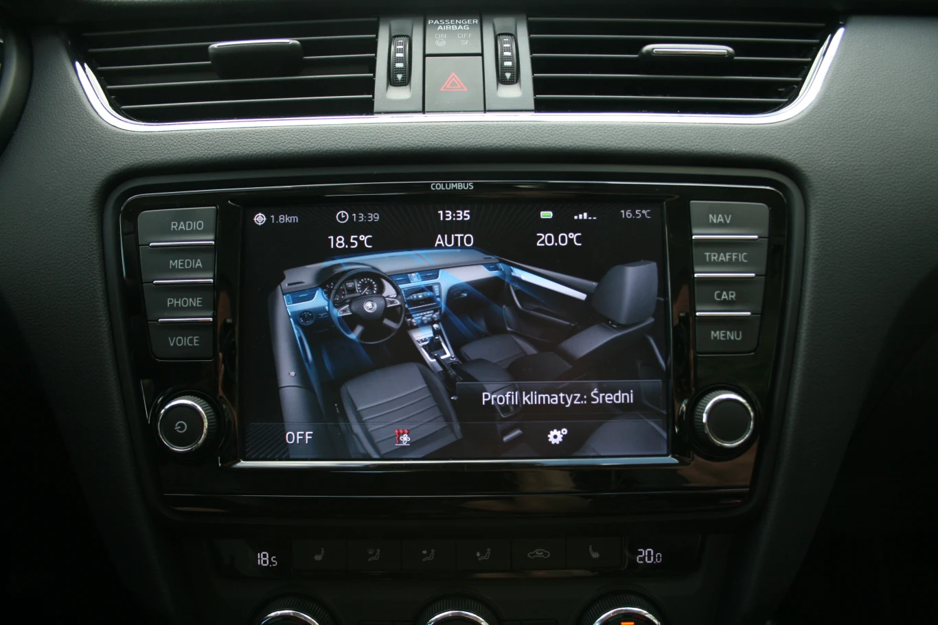 Układ automatycznej klimatyzacji Climatronic może pracować w jednym z trzech profili – od delikatnego po intensywny. Grafika robi wrażenie. Układ automatycznej klimatyzacji Climatronic może pracować w jednym z trzech profili – od delikatnego po intensywny. Grafika robi wrażenie.