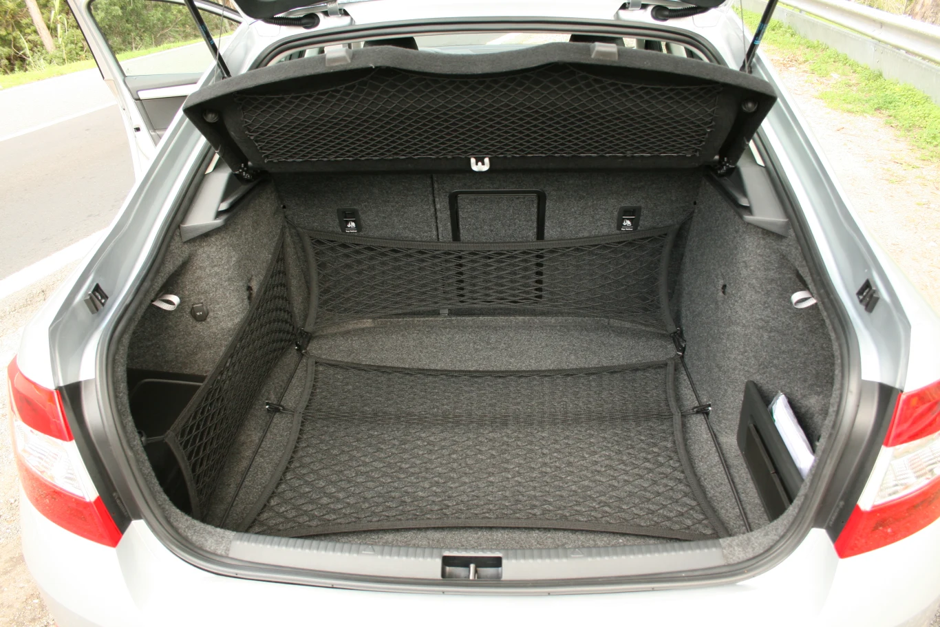 Przemyślane rozwiązania Skody, czyli zestaw siatek (pakiet funkcjonalny) do ogromnego, 590-litrowego bagażnika. Przemyślane rozwiązania Skody, czyli zestaw siatek (pakiet funkcjonalny) do ogromnego, 590-litrowego bagażnika.